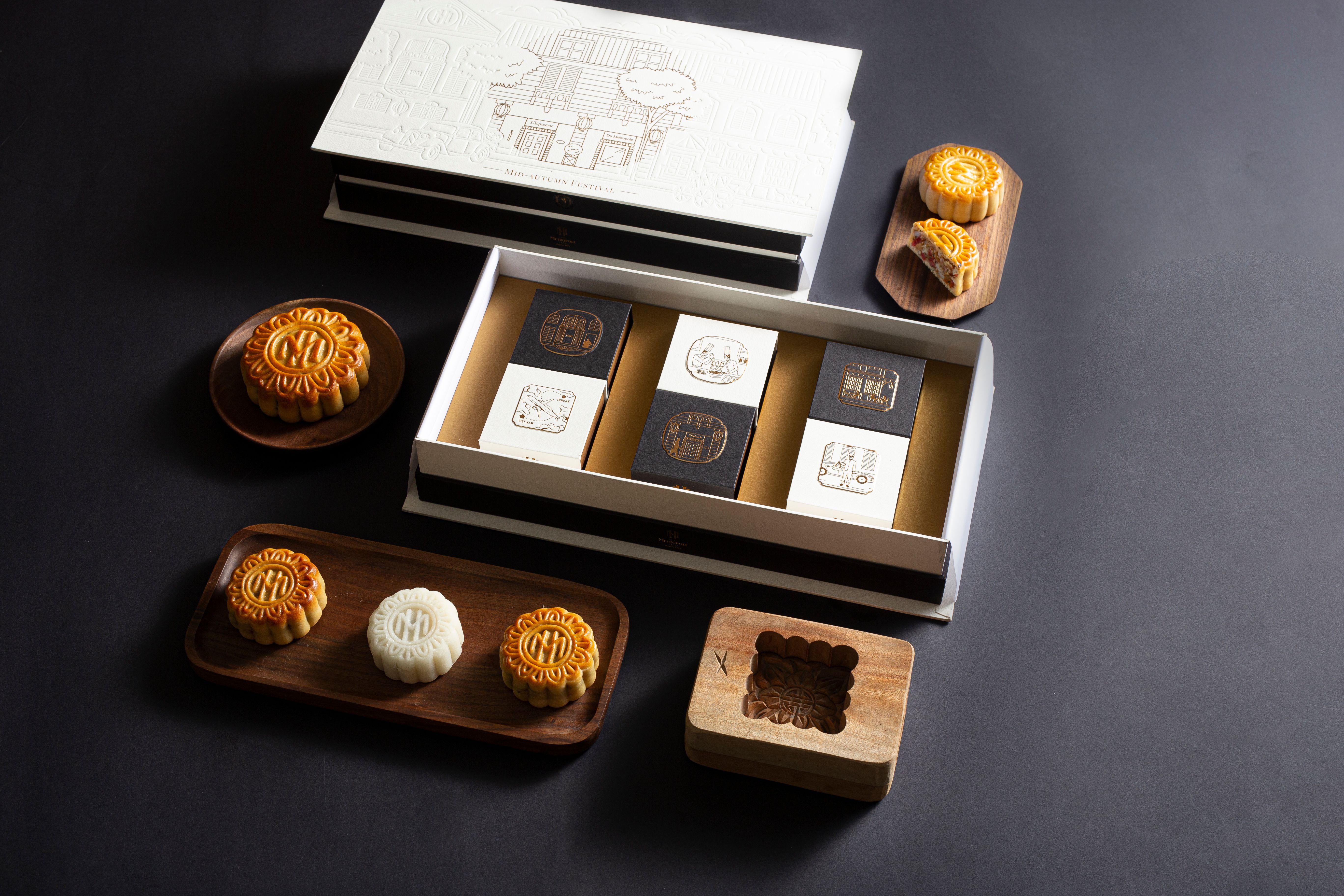 Mỗi hộp bánh được thiết kế tinh xảo với các hình ảnh vô cùng ấn tượng